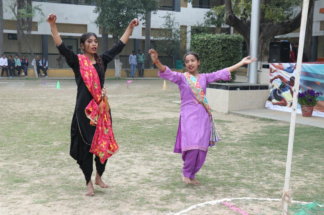 पॉलिटेक्निक दामला में आयोजित खेलकूद प्रतियोगिता में हिस्सा लेते खिलाड़ी। संस्थान पॉलिटेक्निक दामला में आयोजित खेलकूद प्रतियोगिता में हिस्सा लेते खिलाड़ी। संस्थान
