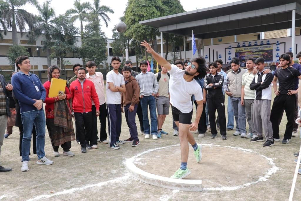 पॉलिटेक्निक दामला में आयोजित खेलकूद प्रतियोगिता में हिस्सा लेते खिलाड़ी। संस्थान पॉलिटेक्निक दामला में आयोजित खेलकूद प्रतियोगिता में हिस्सा लेते खिलाड़ी। संस्थान