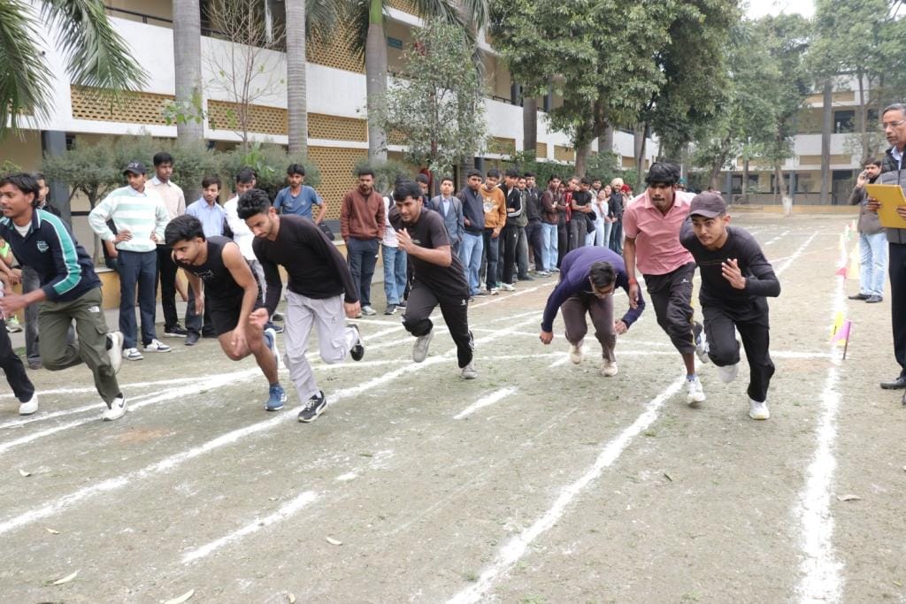 पॉलिटेक्निक दामला में आयोजित खेलकूद प्रतियोगिता में हिस्सा लेते खिलाड़ी। संस्थान पॉलिटेक्निक दामला में आयोजित खेलकूद प्रतियोगिता में हिस्सा लेते खिलाड़ी। संस्थान