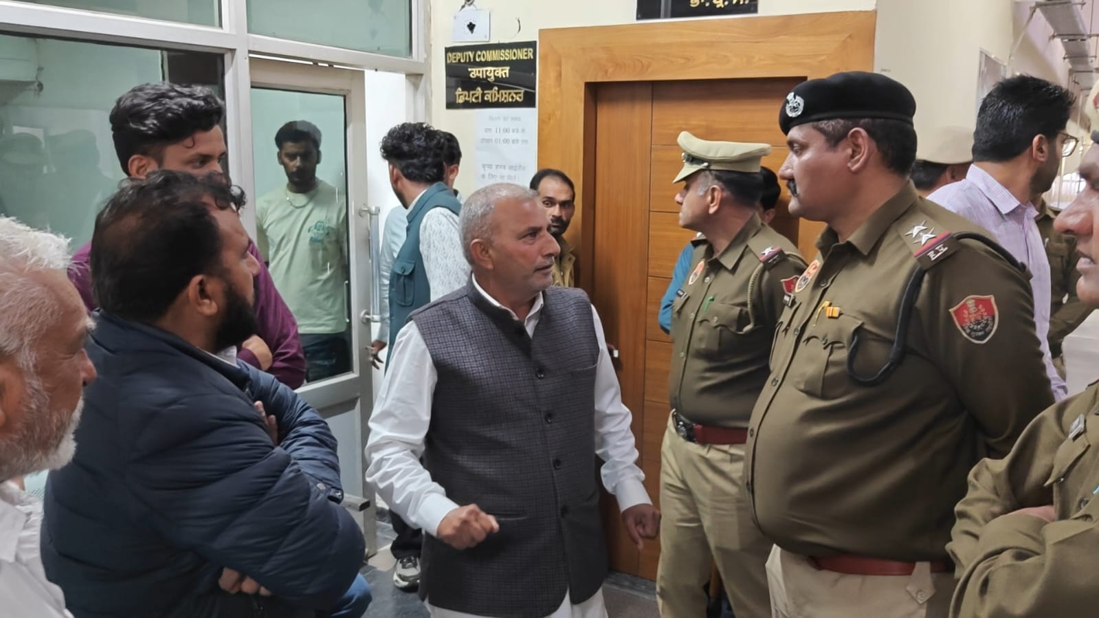 रतिया चेयरमैन के अविश्वास प्रस्ताव को लेकर बैठक रद्द होने के बाद बातचीत करते सदस्य। संवाद