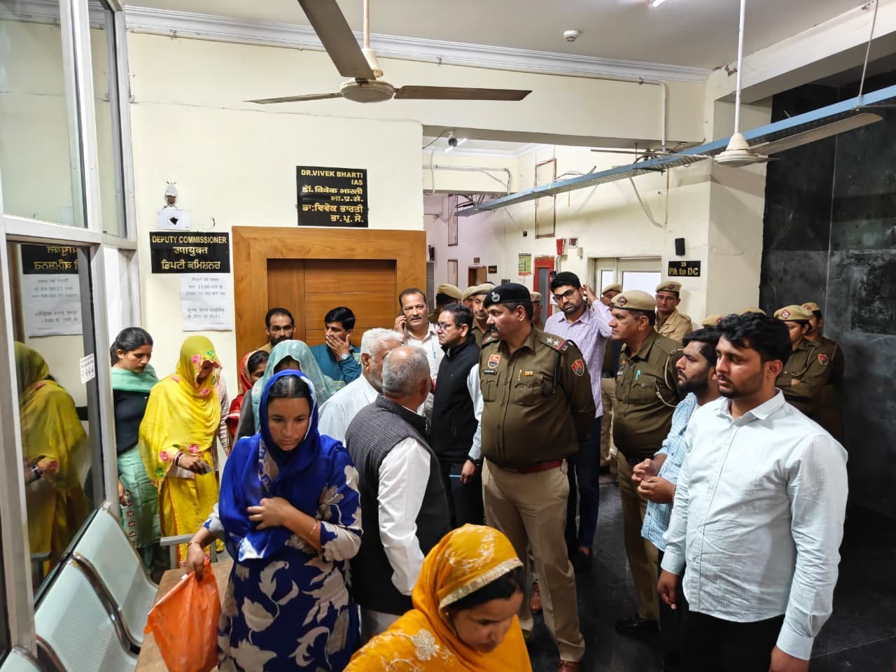 रतिया चेयरमैन के अविश्वास प्रस्ताव को लेकर बैठक रद्द होने के बाद बातचीत करते सदस्य। संवाद