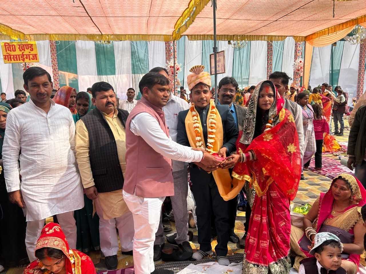 सामूहिक विवाह में वर-वधू को आशीर्वाद देते जनप्रतिनिधि। 