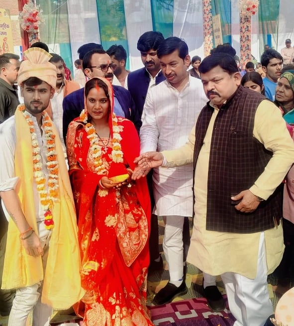 सामूहिक विवाह में वर-वधू को आशीर्वाद देते जनप्रतिनिधि। 