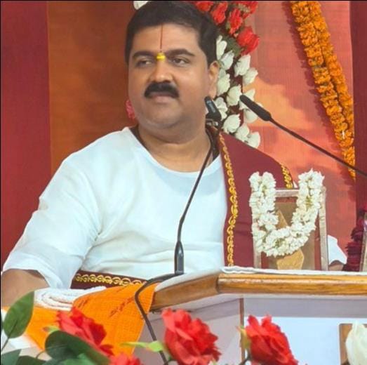 शाहगंज में श्रीराम कथा सुनते भक्तजन। संवाद शाहगंज में श्रीराम कथा सुनते भक्तजन। संवाद