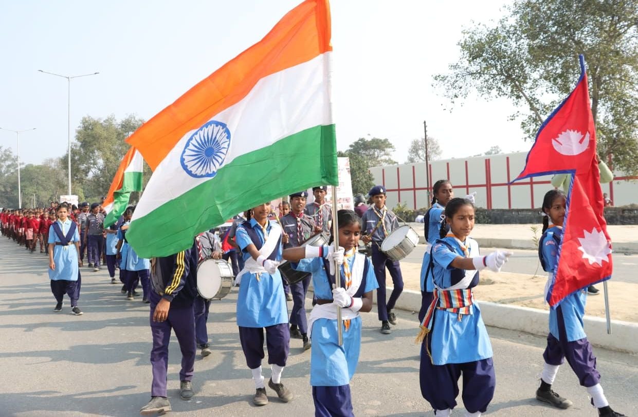 शहर के बीएसए ग्राउड पर आयोजित भारत-नेपाल मैत्री महोत्सव कार्यक्रम में आयोजित रैली को हरी झंडी द शहर के बीएसए ग्राउड पर आयोजित भारत-नेपाल मैत्री महोत्सव कार्यक्रम में आयोजित रैली को हरी झंडी द