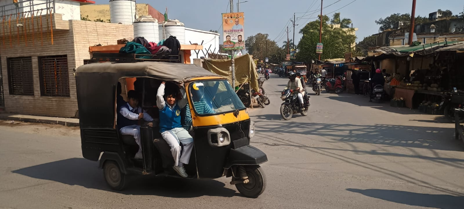 शहर के ददरीघाट मार्ग पर ऑटो में भरकर जाते स्कूली बच्चें। संवाद