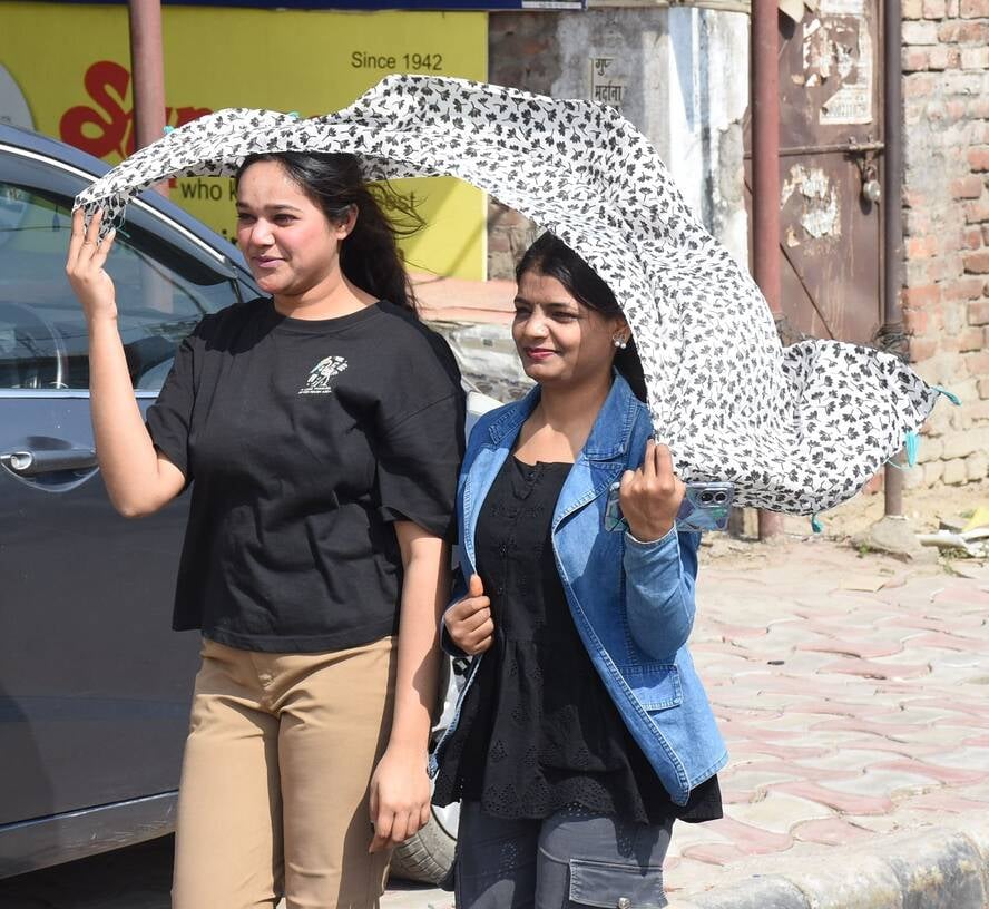 धूप से बचते लोग।