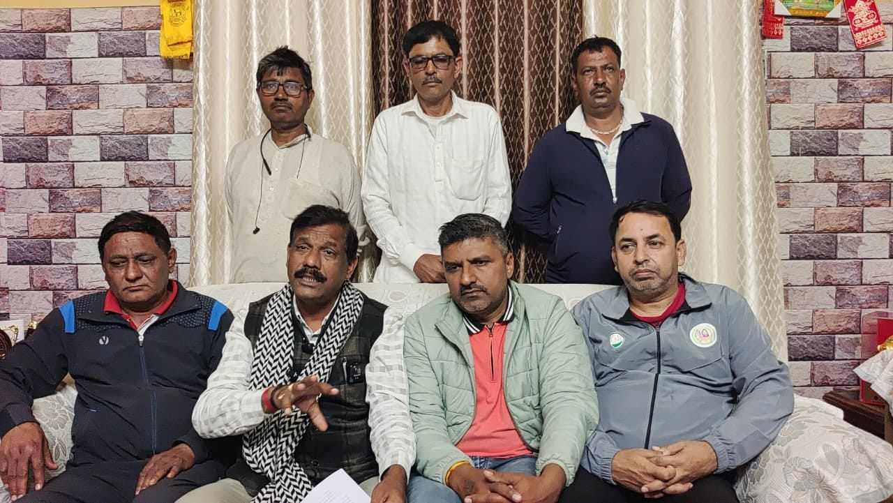8-जाट शिक्षण संस्था के प्रधान गुलाब सिंह दिमाना के साथ कॉलेजियम सदस्य। संस्था
