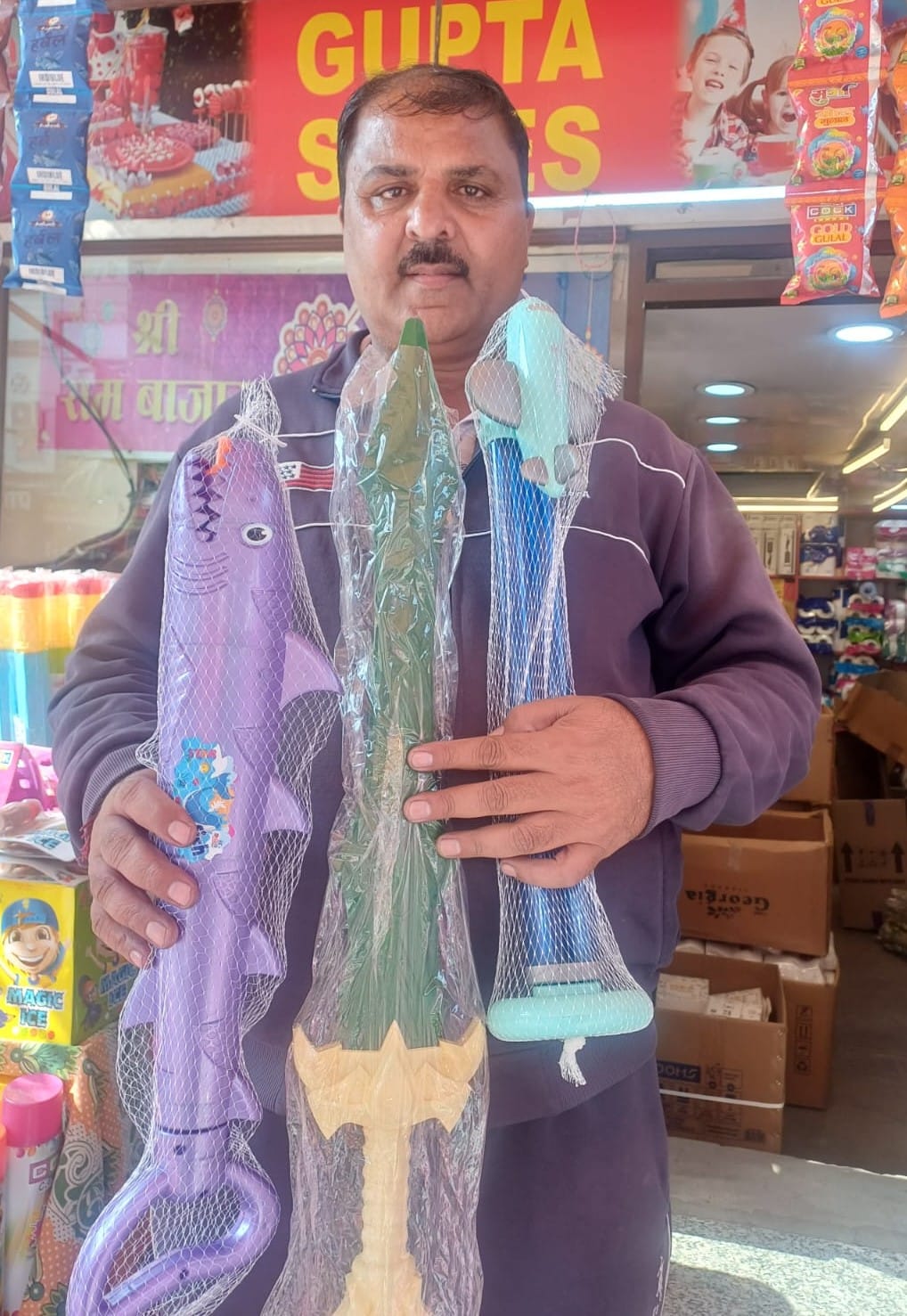 अंबाला छावनी के बाजार में इलेक्ट्रॉनिक पिचकारी की खरीदारी करती महिलाएं। संवाद अंबाला छावनी के बाजार में इलेक्ट्रॉनिक पिचकारी की खरीदारी करती महिलाएं। संवाद