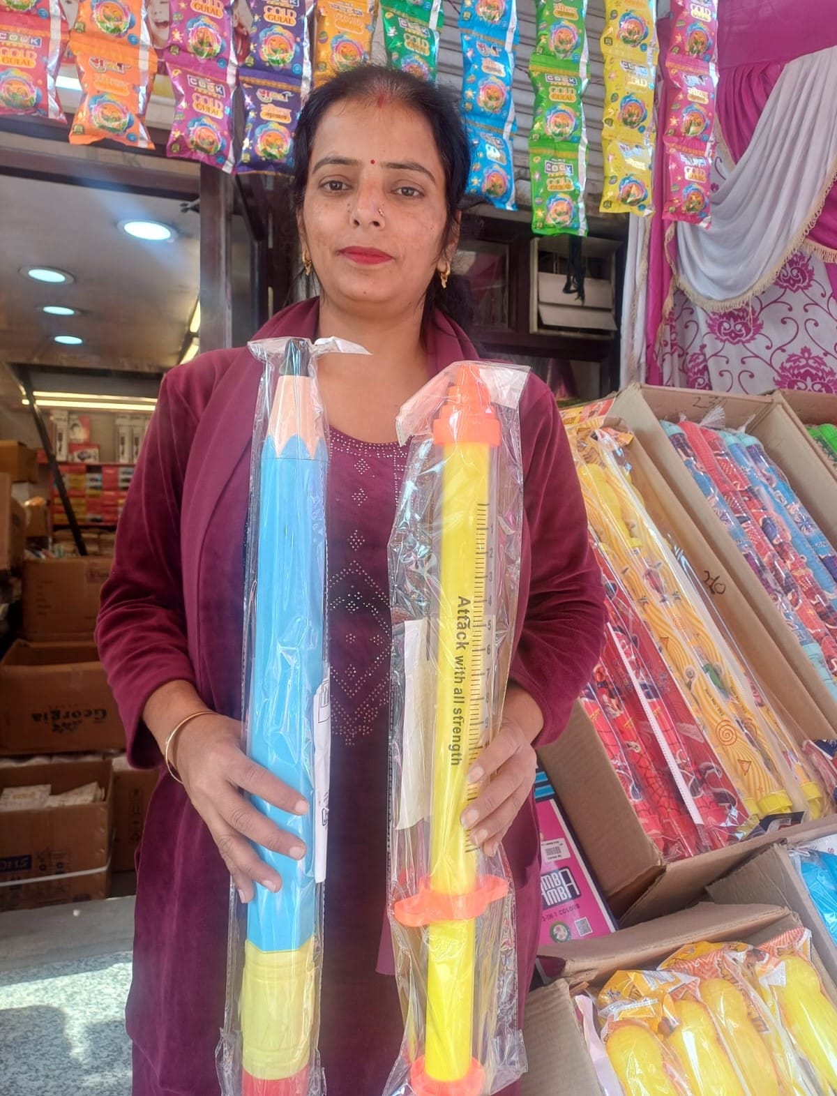 अंबाला छावनी के बाजार में इलेक्ट्रॉनिक पिचकारी की खरीदारी करती महिलाएं। संवाद अंबाला छावनी के बाजार में इलेक्ट्रॉनिक पिचकारी की खरीदारी करती महिलाएं। संवाद