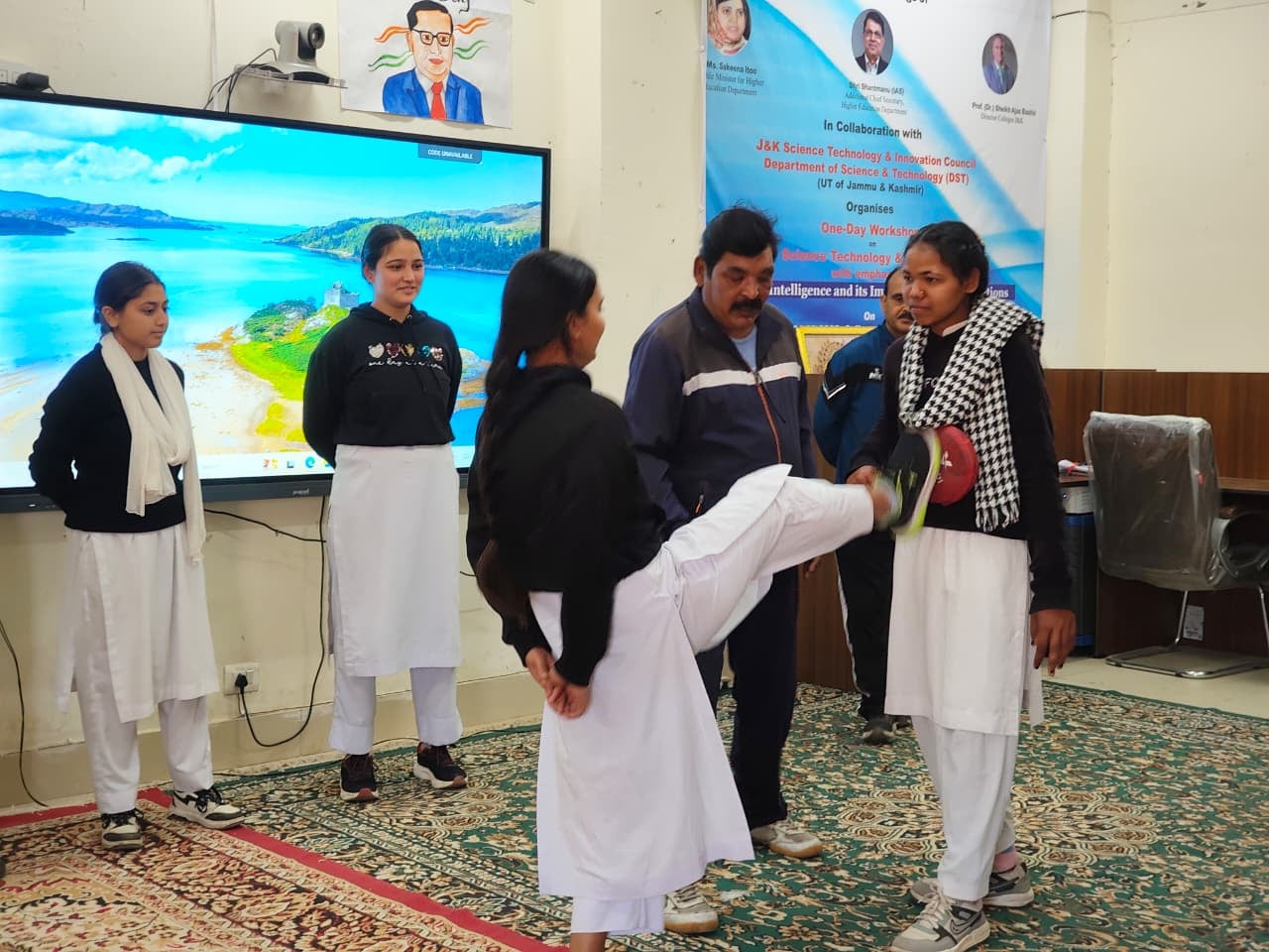 अपराजिता के तहत आत्मरक्षा के गुर सीखतीं छात्राएं। स्रोत संवाद अपराजिता के तहत आत्मरक्षा के गुर सीखतीं छात्राएं। स्रोत संवाद