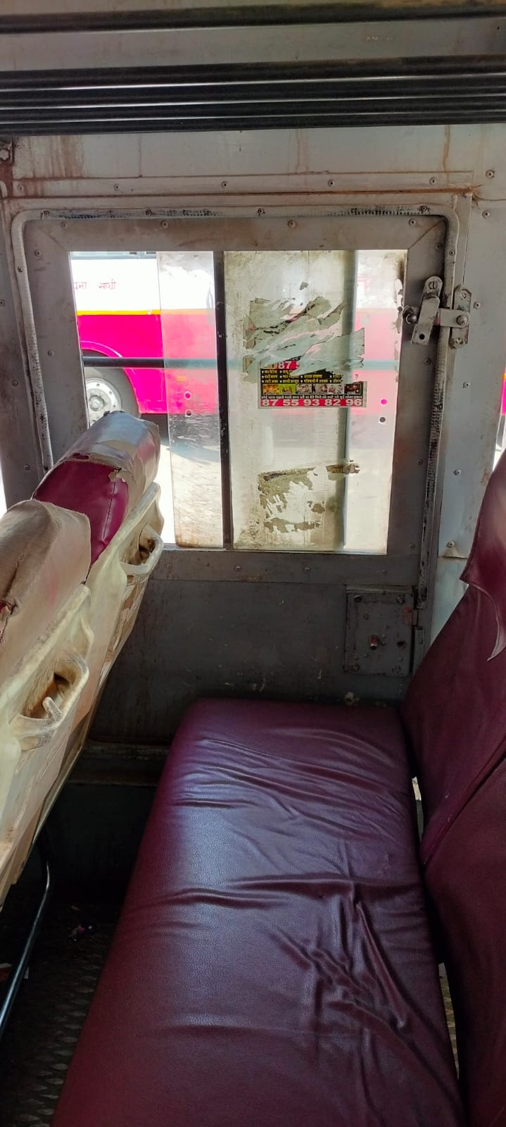 बस की इंजन के आगे लगी बोरी व रोकने के लिए लगा टेप। संवाद