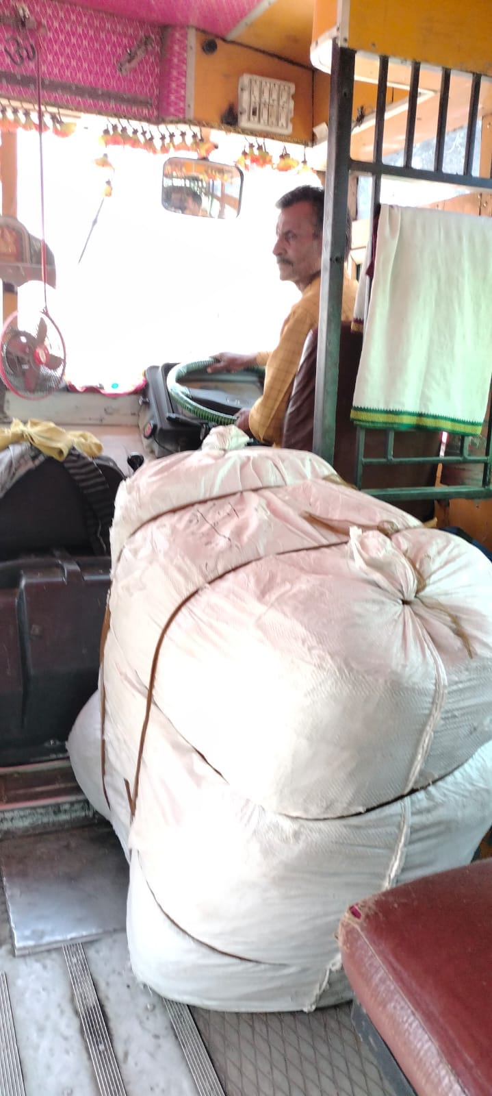 बस की इंजन के आगे लगी बोरी व रोकने के लिए लगा टेप। संवाद