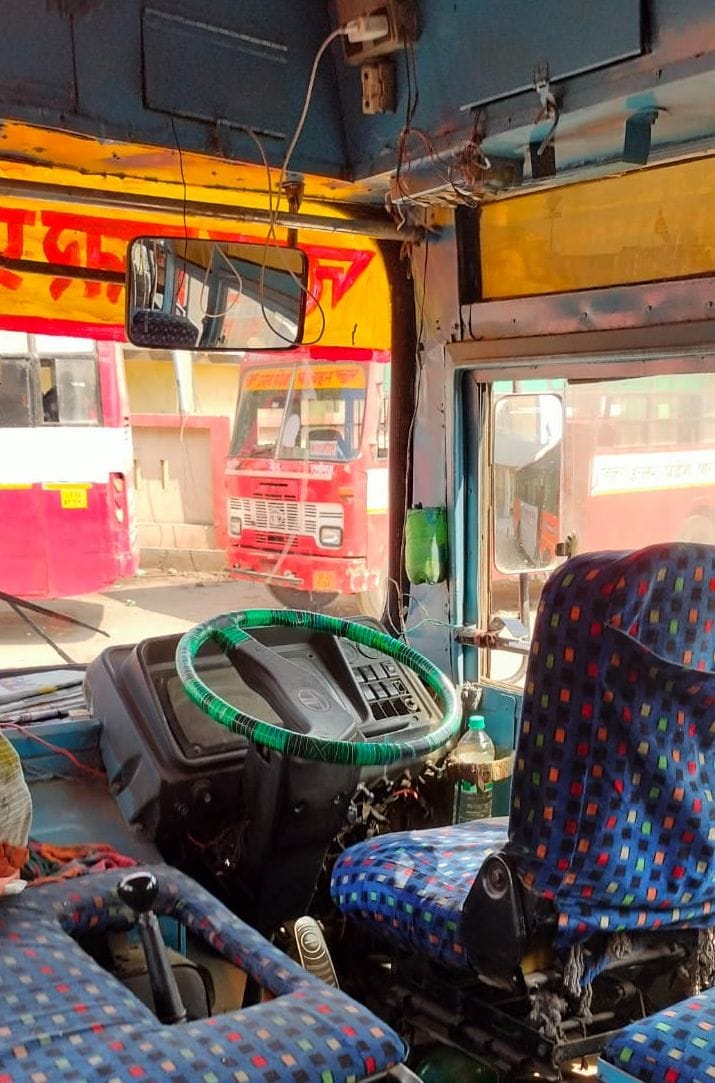 बस की इंजन के आगे लगी बोरी व रोकने के लिए लगा टेप। संवाद