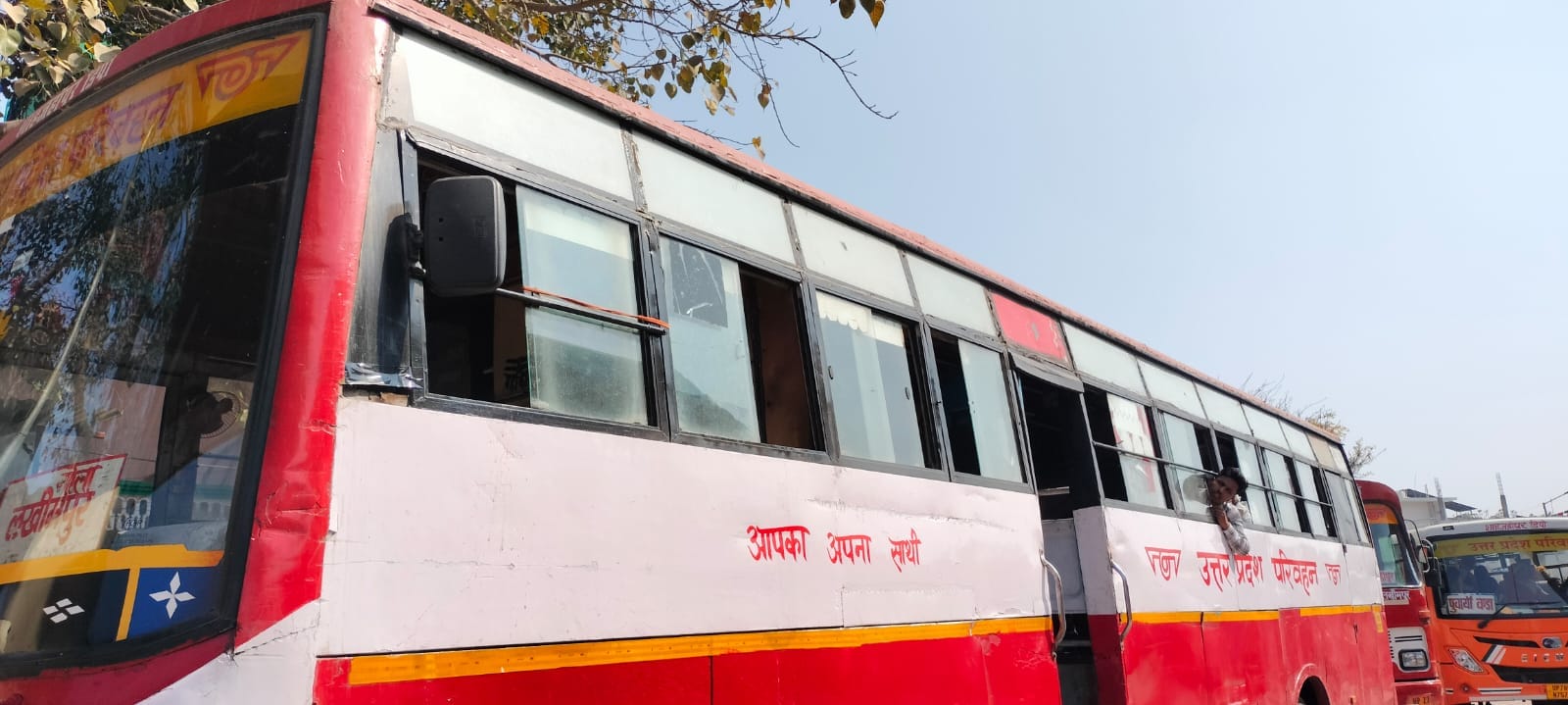 बस की इंजन के आगे लगी बोरी व रोकने के लिए लगा टेप। संवाद
