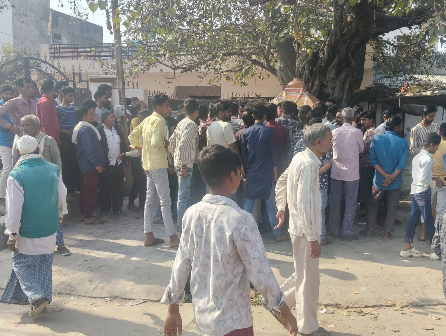 बंधक कर्मचारियों को छुड़ाने पहुंची पुलिस टीम। 