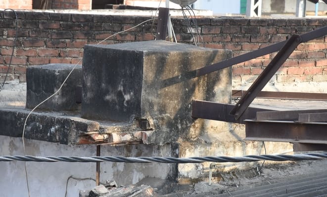 छतों पर लगे भारी भरकम होर्डिंग। छतों पर लगे भारी भरकम होर्डिंग।