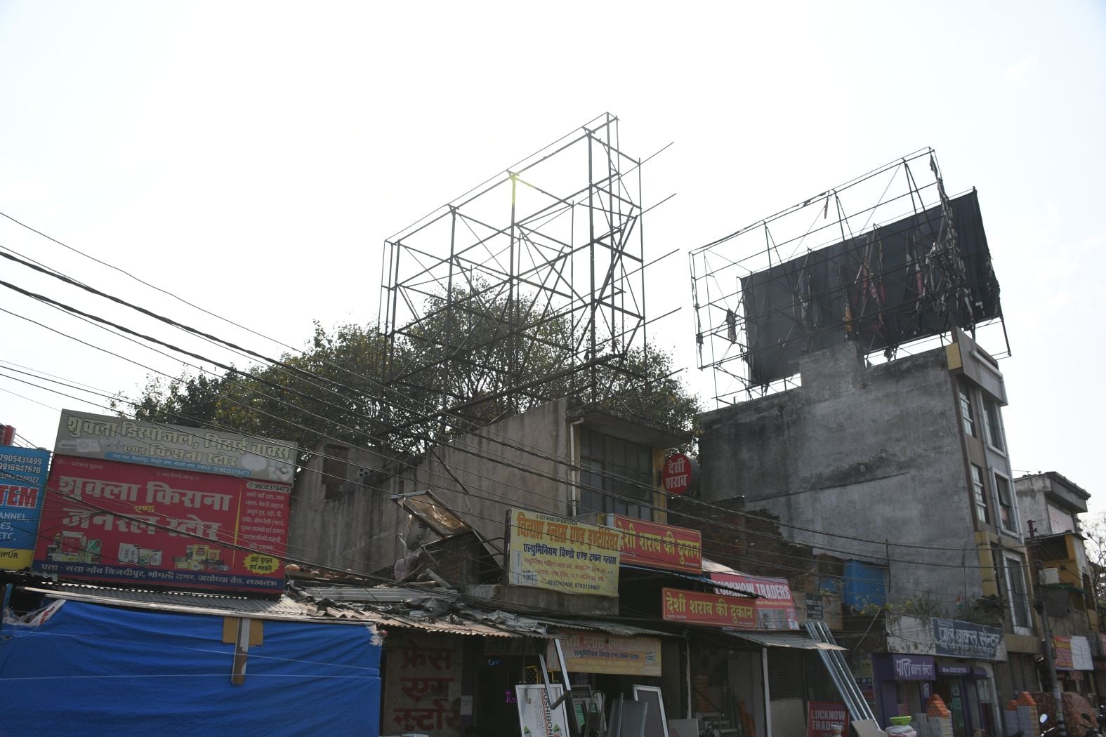 छतों पर लगे भारी भरकम होर्डिंग। छतों पर लगे भारी भरकम होर्डिंग।