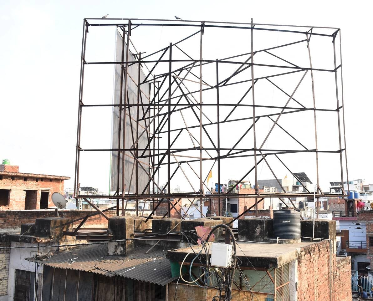 छतों पर लगे भारी भरकम होर्डिंग। छतों पर लगे भारी भरकम होर्डिंग।