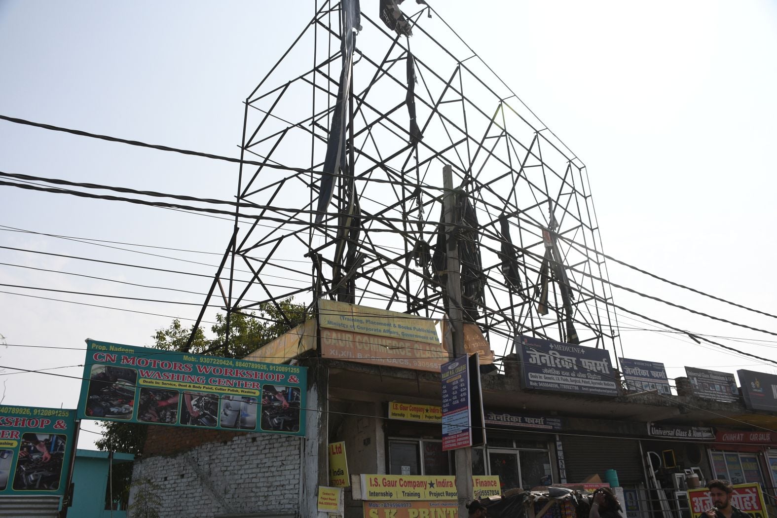 छतों पर लगे भारी भरकम होर्डिंग। छतों पर लगे भारी भरकम होर्डिंग।