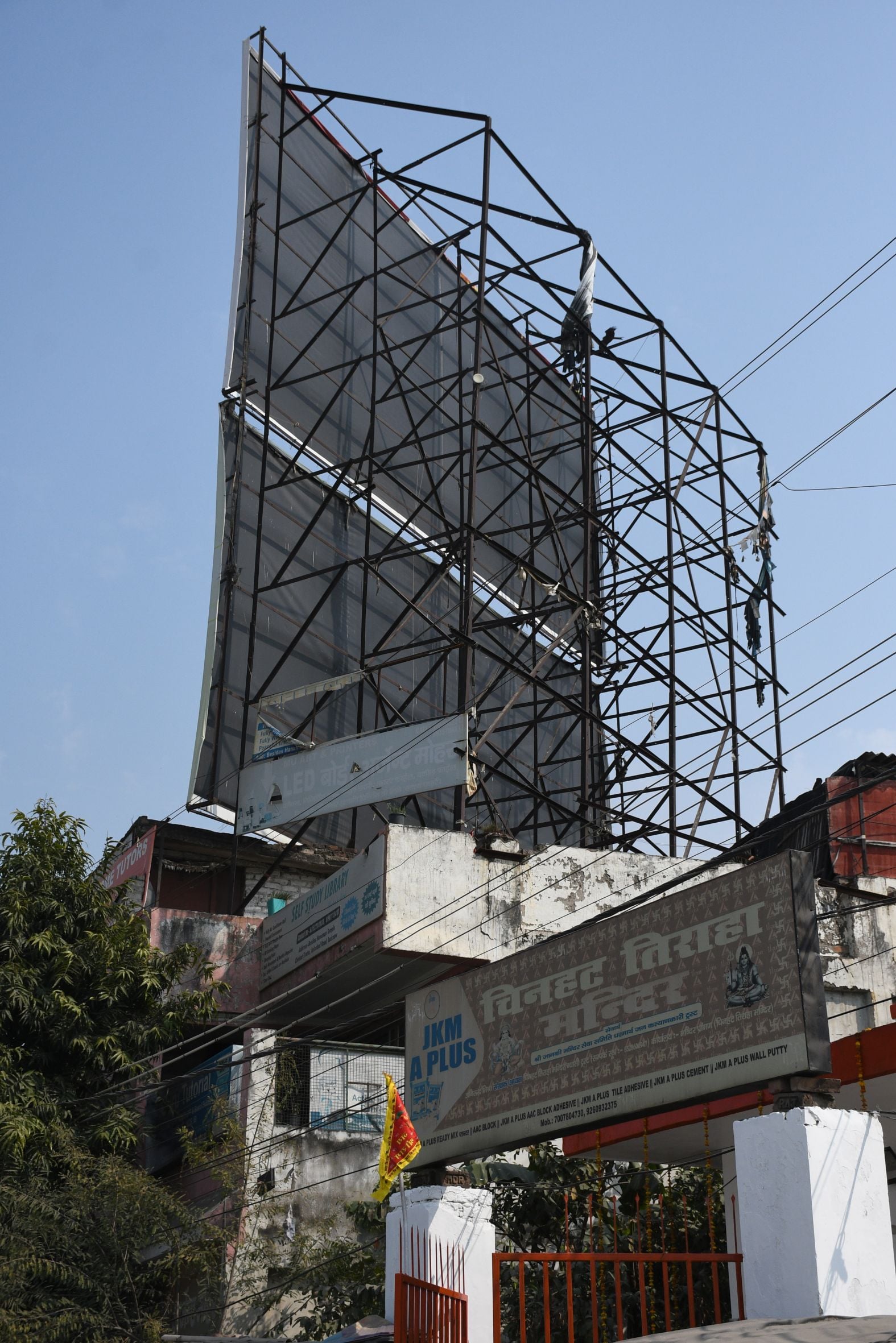 छतों पर लगे भारी भरकम होर्डिंग। छतों पर लगे भारी भरकम होर्डिंग।