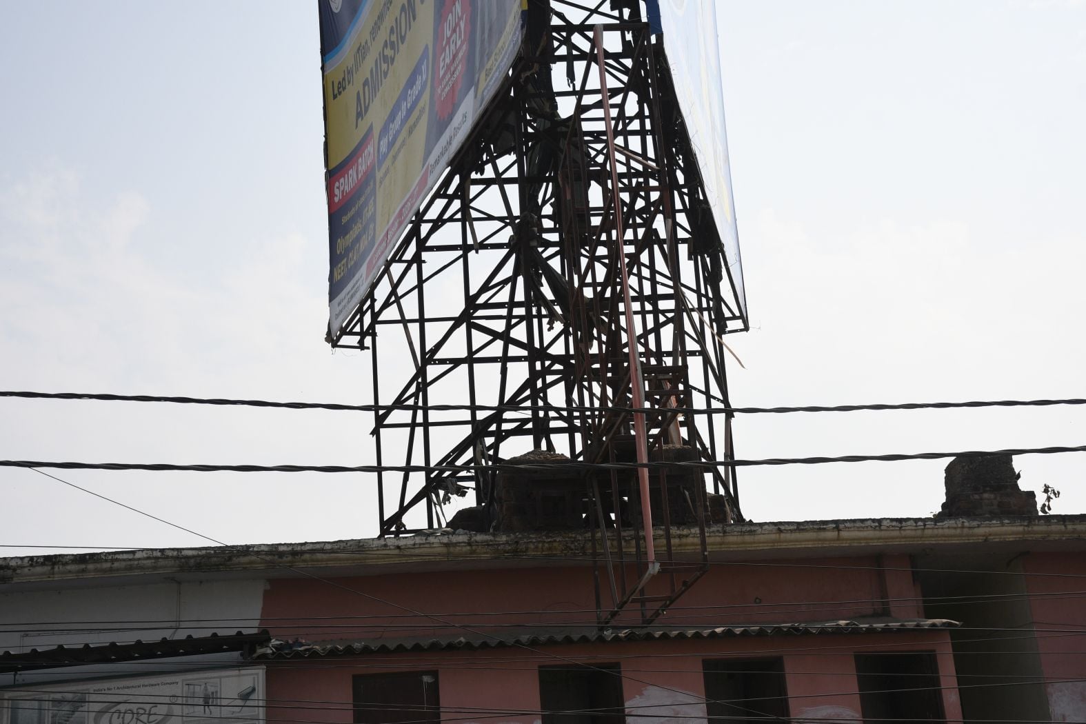 छतों पर लगे भारी भरकम होर्डिंग। छतों पर लगे भारी भरकम होर्डिंग।