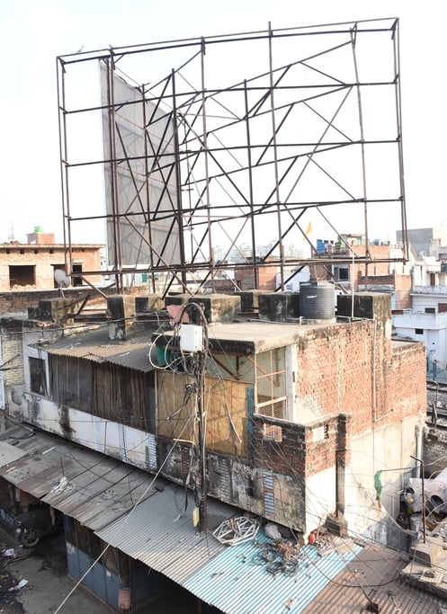 छतों पर लगे भारी भरकम होर्डिंग। छतों पर लगे भारी भरकम होर्डिंग।