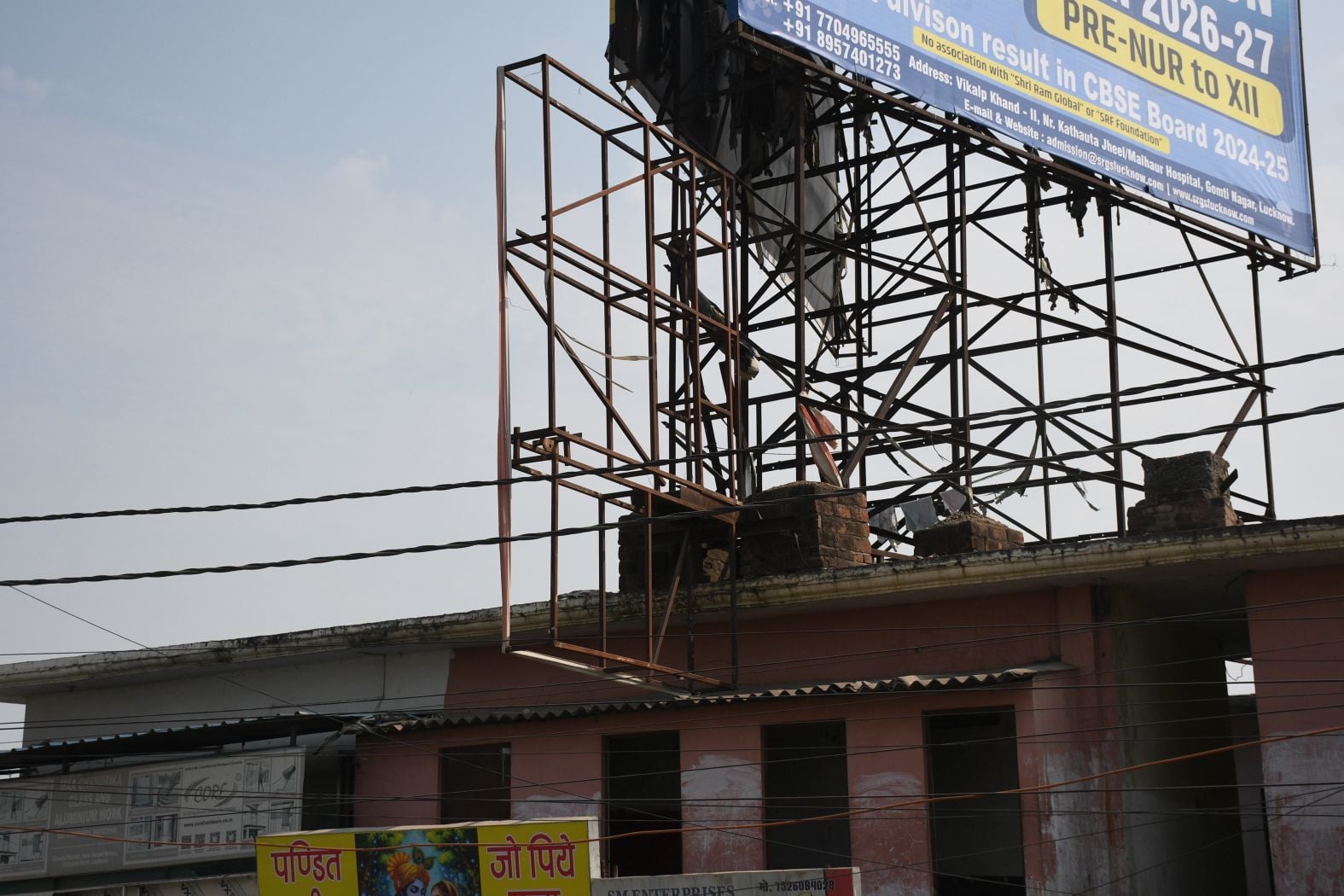 छतों पर लगे भारी भरकम होर्डिंग। छतों पर लगे भारी भरकम होर्डिंग।