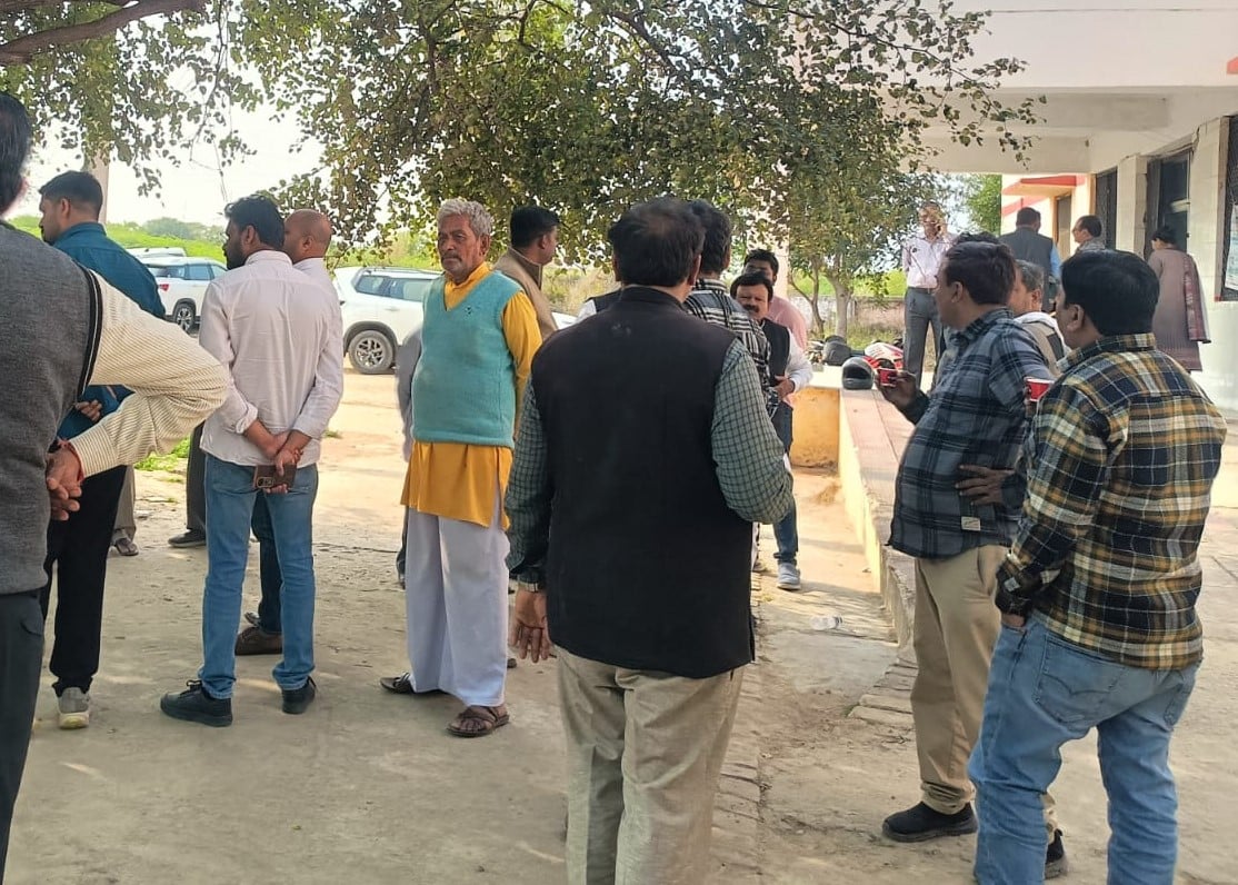 फोटो-30-घटनास्थल पर सड़क किनारे लगे गोबर के ढेर। संवाद फोटो-30-घटनास्थल पर सड़क किनारे लगे गोबर के ढेर। संवाद