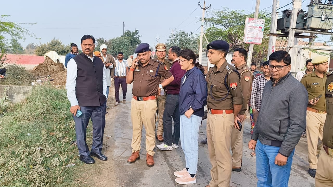 फोटो-30-घटनास्थल पर सड़क किनारे लगे गोबर के ढेर। संवाद फोटो-30-घटनास्थल पर सड़क किनारे लगे गोबर के ढेर। संवाद