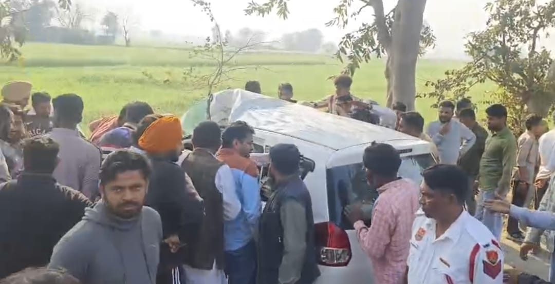 हादसे के बाद जमा ग्रामीणों की भीड़। फोटो। घायल राहुल को गाड़ी से निकलते हुए ग्रामीण हादसे के बाद जमा ग्रामीणों की भीड़। फोटो। घायल राहुल को गाड़ी से निकलते हुए ग्रामीण