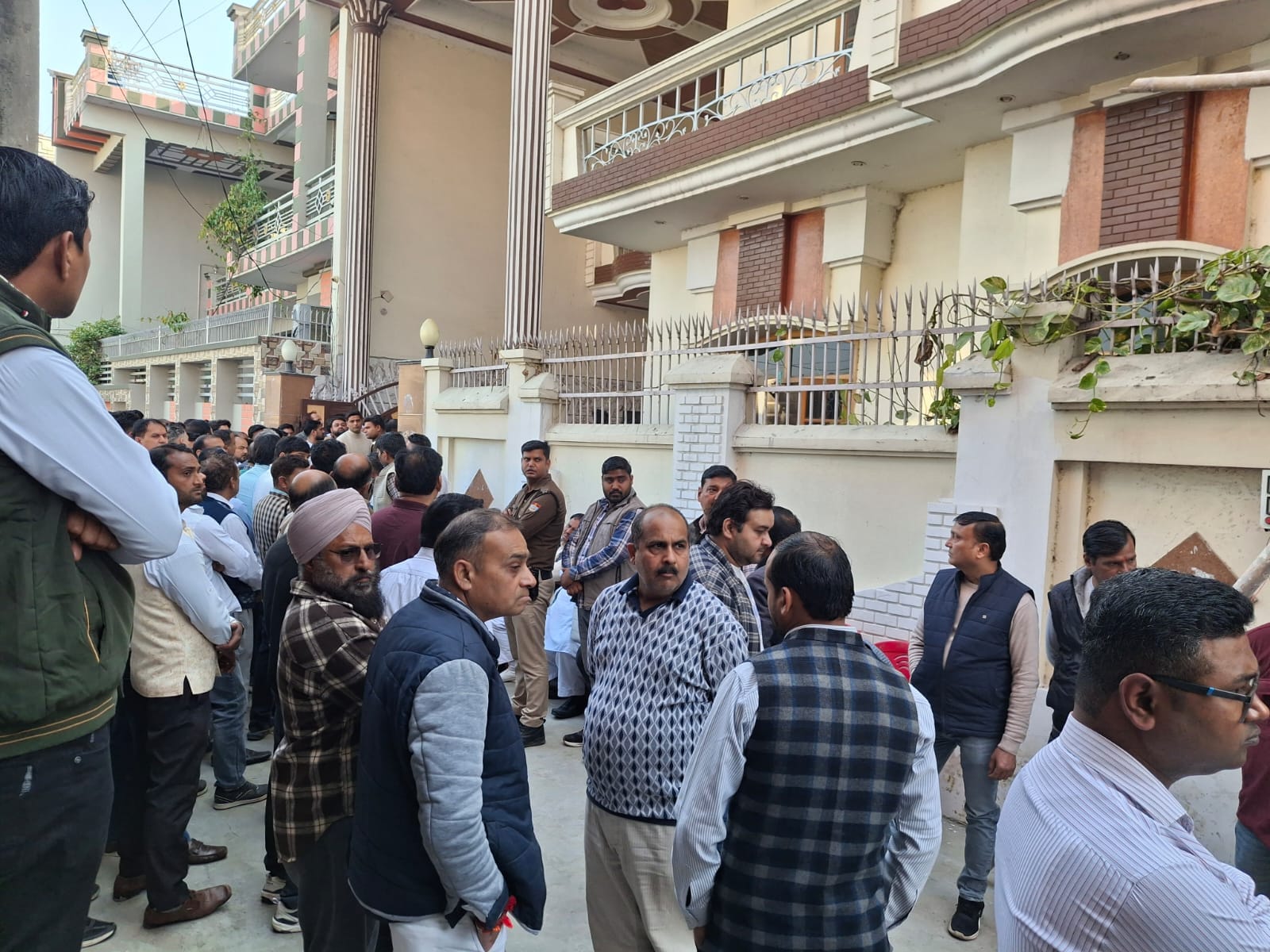 हादसे के बाद क्षतिग्रस्त कार।पुलिस