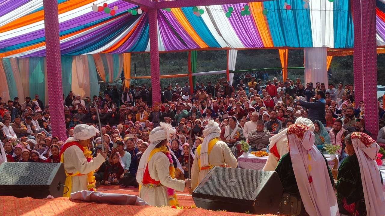 जनजाति समागम में सांस्कृतिक कार्यक्रमों की प्रस्तुतियां देतीं भोटिया जनजाति की महिलाएं। संवाद जनजाति समागम में सांस्कृतिक कार्यक्रमों की प्रस्तुतियां देतीं भोटिया जनजाति की महिलाएं। संवाद