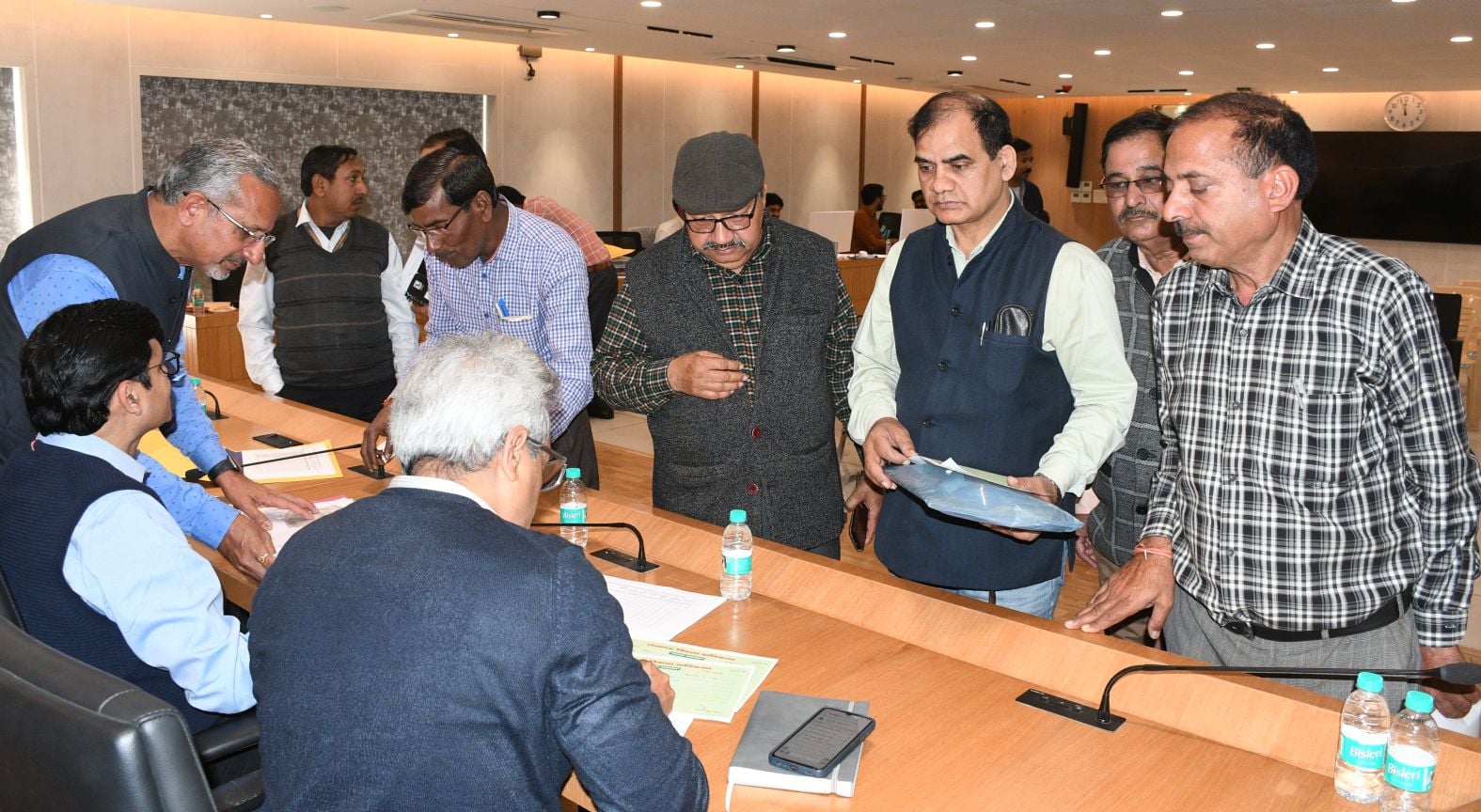 जनता अदालत में समस्याएं सुनते एलडीए अफसर।