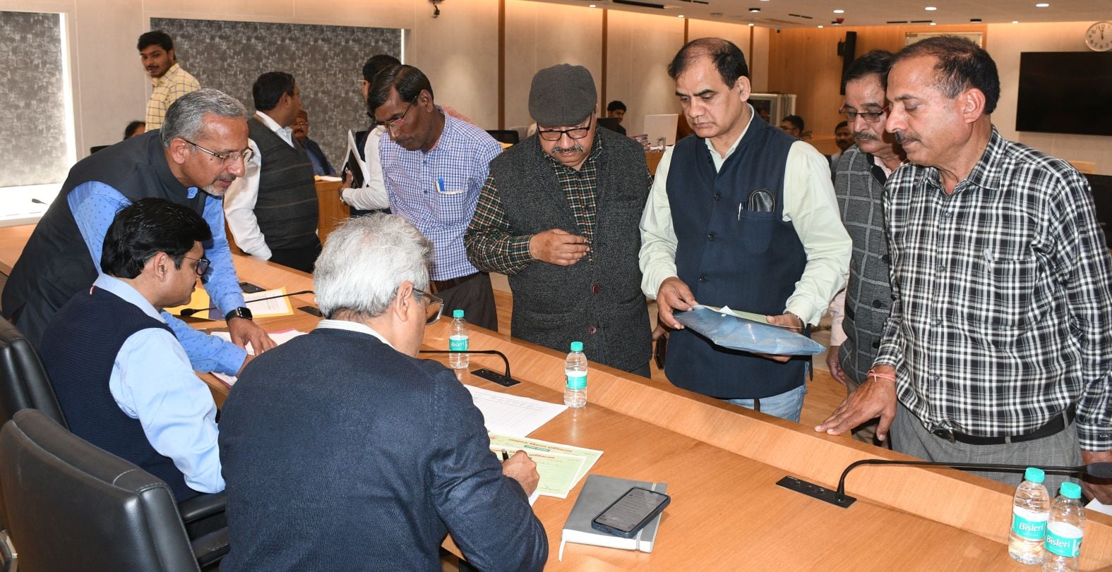 जनता अदालत में समस्याएं सुनते एलडीए अफसर।
