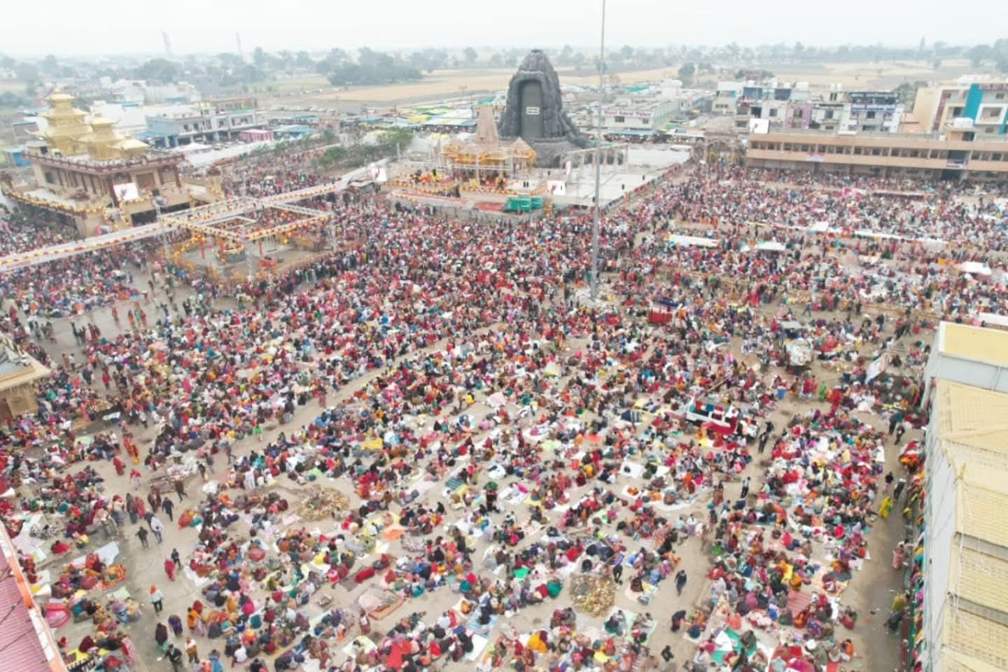 कुबेरेश्वरधाम में टूटा रिकॉर्ड, समापन पर श्रद्धालुओं का सैलाब और जाम से जूझता शहर कुबेरेश्वरधाम में टूटा रिकॉर्ड, समापन पर श्रद्धालुओं का सैलाब और जाम से जूझता शहर