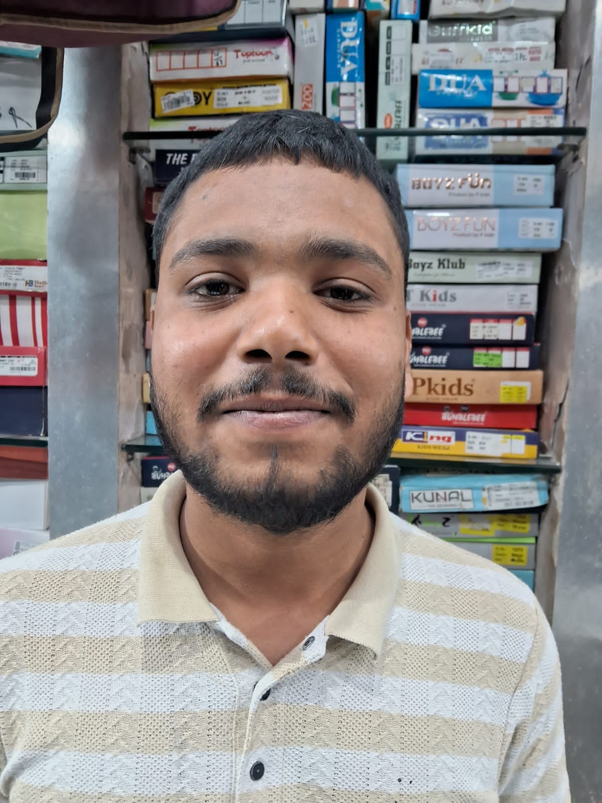करारी में कपड़े की दुकान पर खरीदारी करते लोग करारी में कपड़े की दुकान पर खरीदारी करते लोग