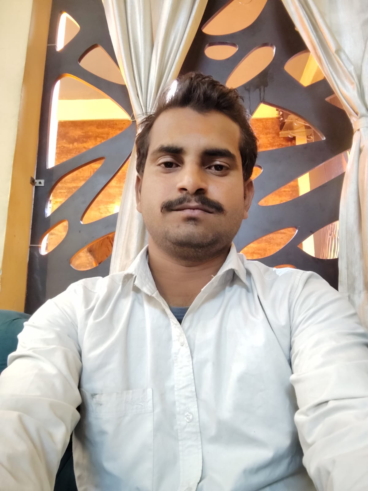 कुत्ते के हमले में मृतक विशाल यादव की पत्नी