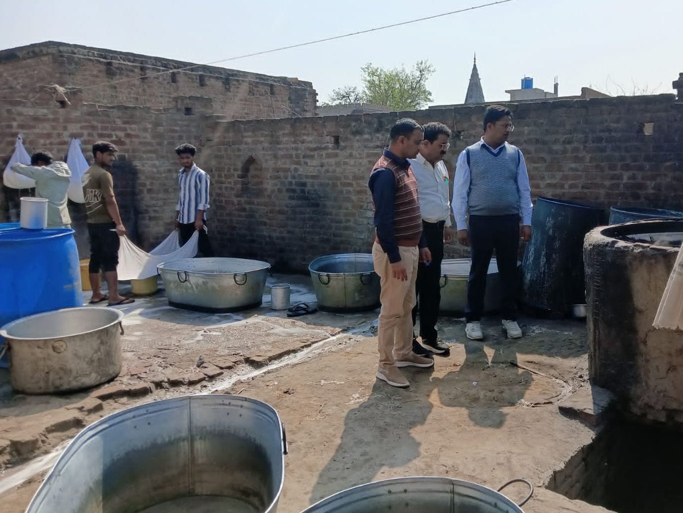 खाद्य सुरक्षा टीम बाजार में जांच करते हुए। स्त्रोत विभाग खाद्य सुरक्षा टीम बाजार में जांच करते हुए। स्त्रोत विभाग