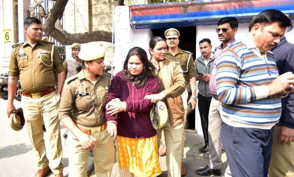 महिला को पकड़कर ले जातीं पुलिसकर्मी। महिला को पकड़कर ले जातीं पुलिसकर्मी।