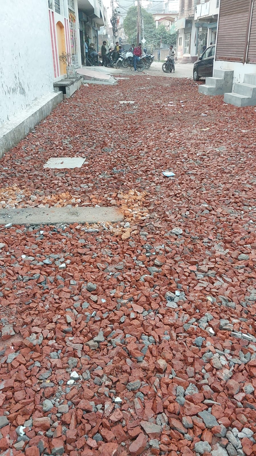 मोहल्ले में लगा बैनर एवं चंदा जुटाकर बनाई जा रही सड़क। मोहल्ले में लगा बैनर एवं चंदा जुटाकर बनाई जा रही सड़क।