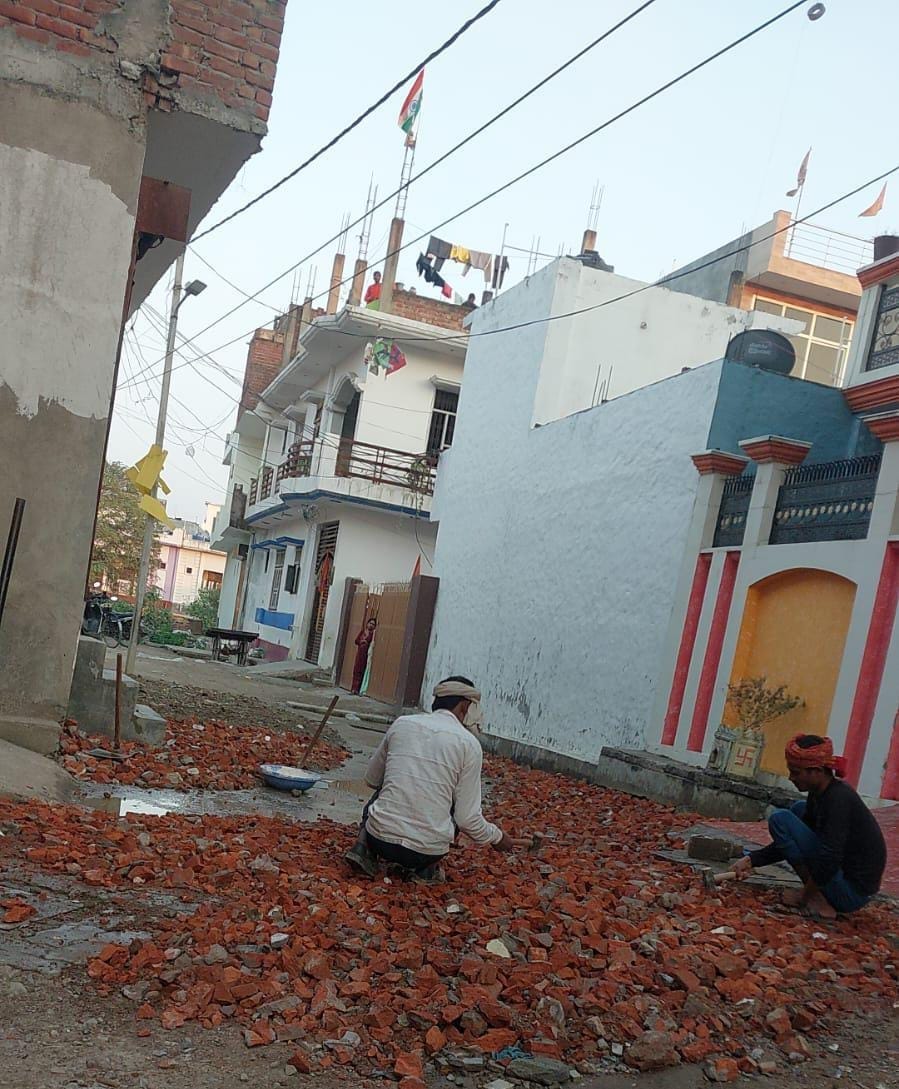 मोहल्ले में लगा बैनर एवं चंदा जुटाकर बनाई जा रही सड़क। मोहल्ले में लगा बैनर एवं चंदा जुटाकर बनाई जा रही सड़क।