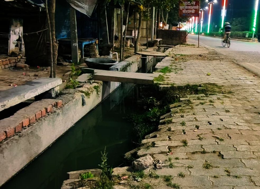 मंझनपुर कोतवाली के सामने धंसी इंटरलॉकिंग।   संवाद