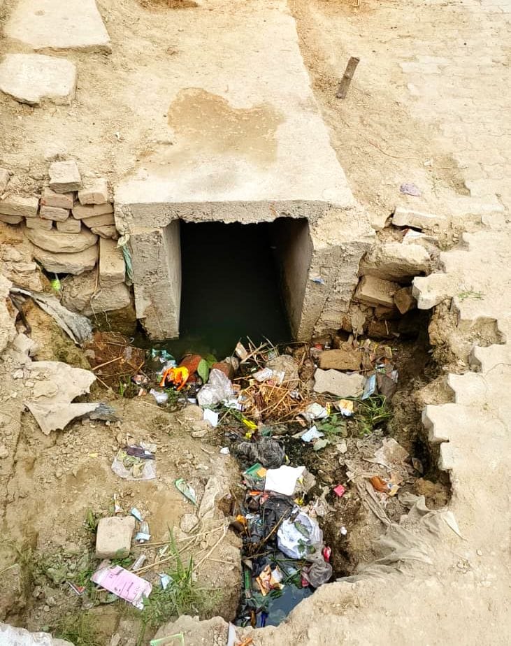 मंझनपुर कोतवाली के सामने धंसी इंटरलॉकिंग।   संवाद