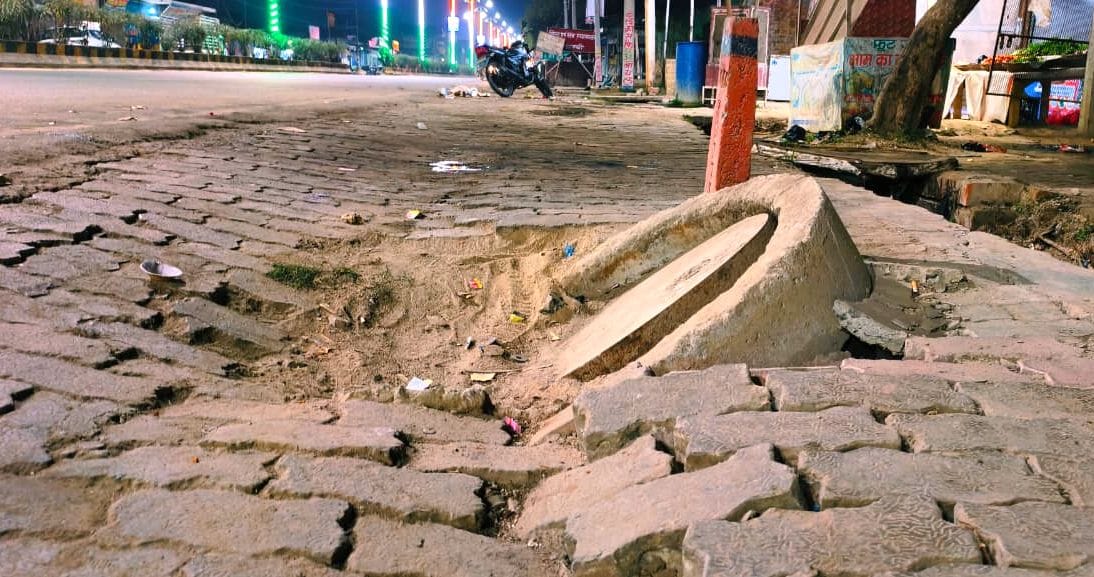 मंझनपुर कोतवाली के सामने धंसी इंटरलॉकिंग।   संवाद