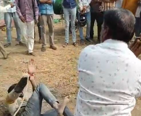 मारपीट करते लोग