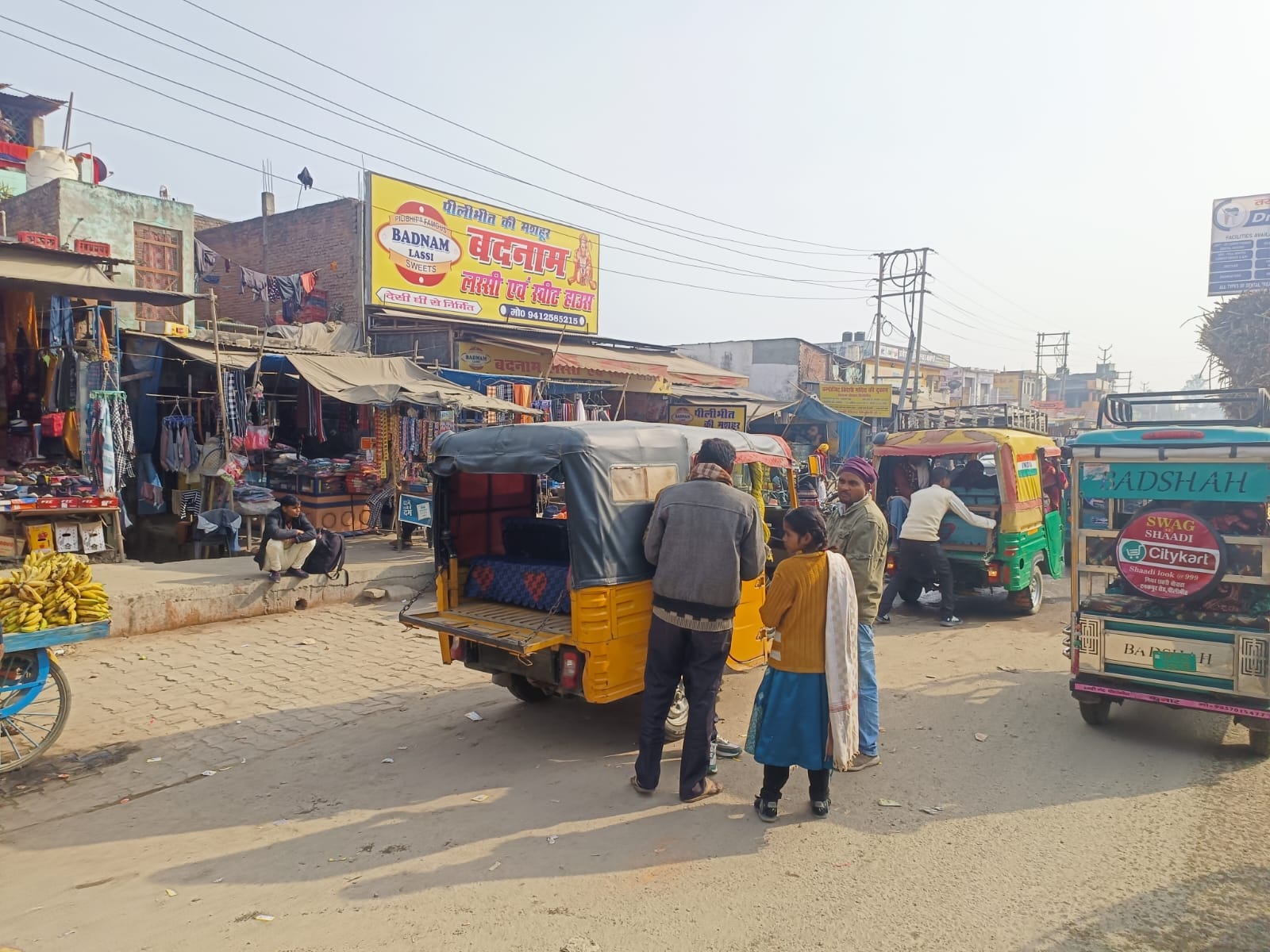 माधोटांडा मार्ग पर सवारियों को बैठाकर जाता टेंपो। संवाद