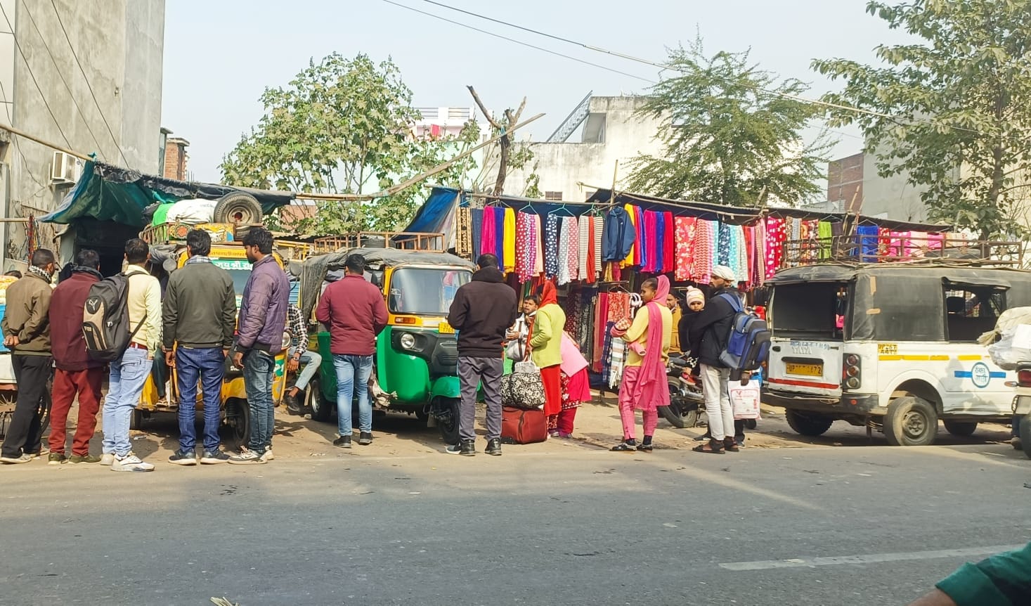 माधोटांडा मार्ग पर सवारियों को बैठाकर जाता टेंपो। संवाद