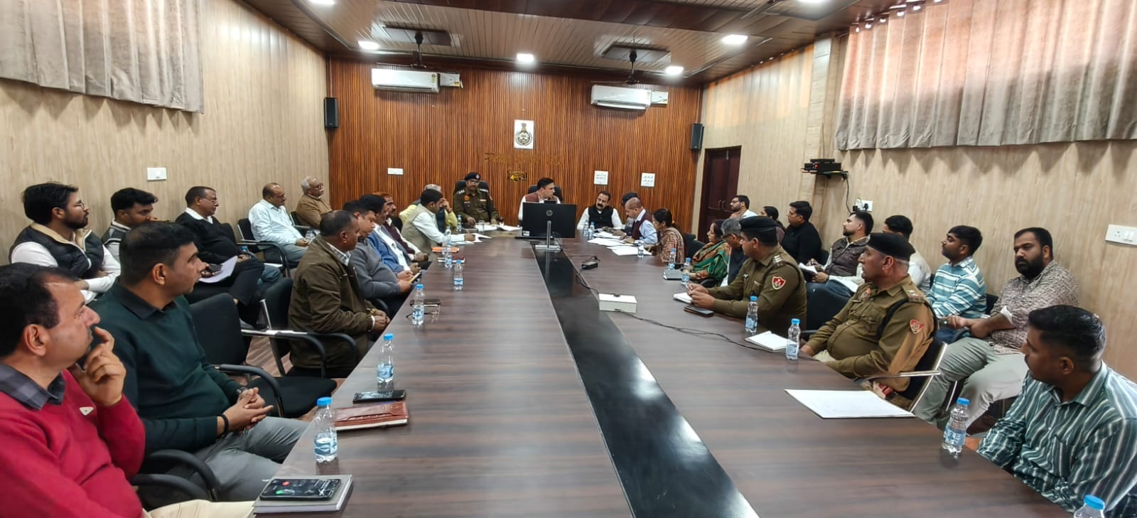 पिहोवा। चेत्र चौदस मेले को लेकर अधिकारियों  की बैठक लेते एसडीएम अनिल कुमार दून। डीपीआरओ
