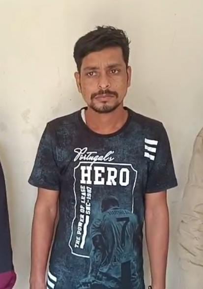 पुलिस गिरफ्त में इनामी बदमाश